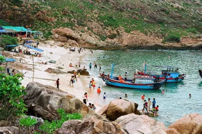 Du khách đổ về đây trong mùa nước lặng