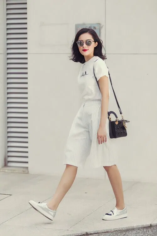 Áo thun với quần culottes