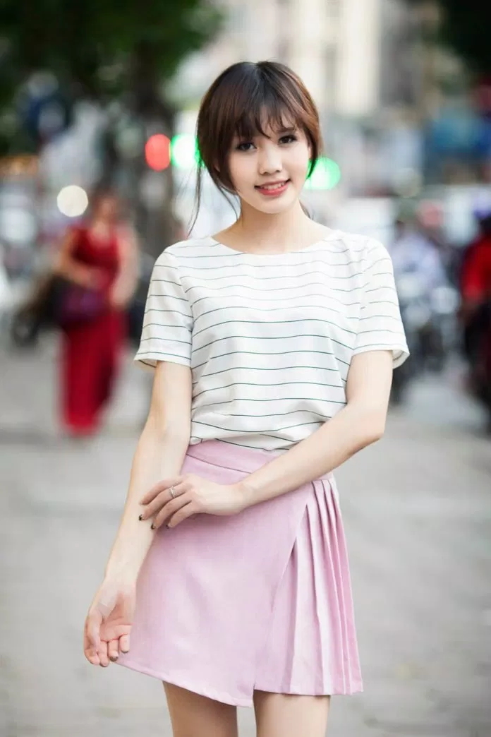Áo thun với chân váy
