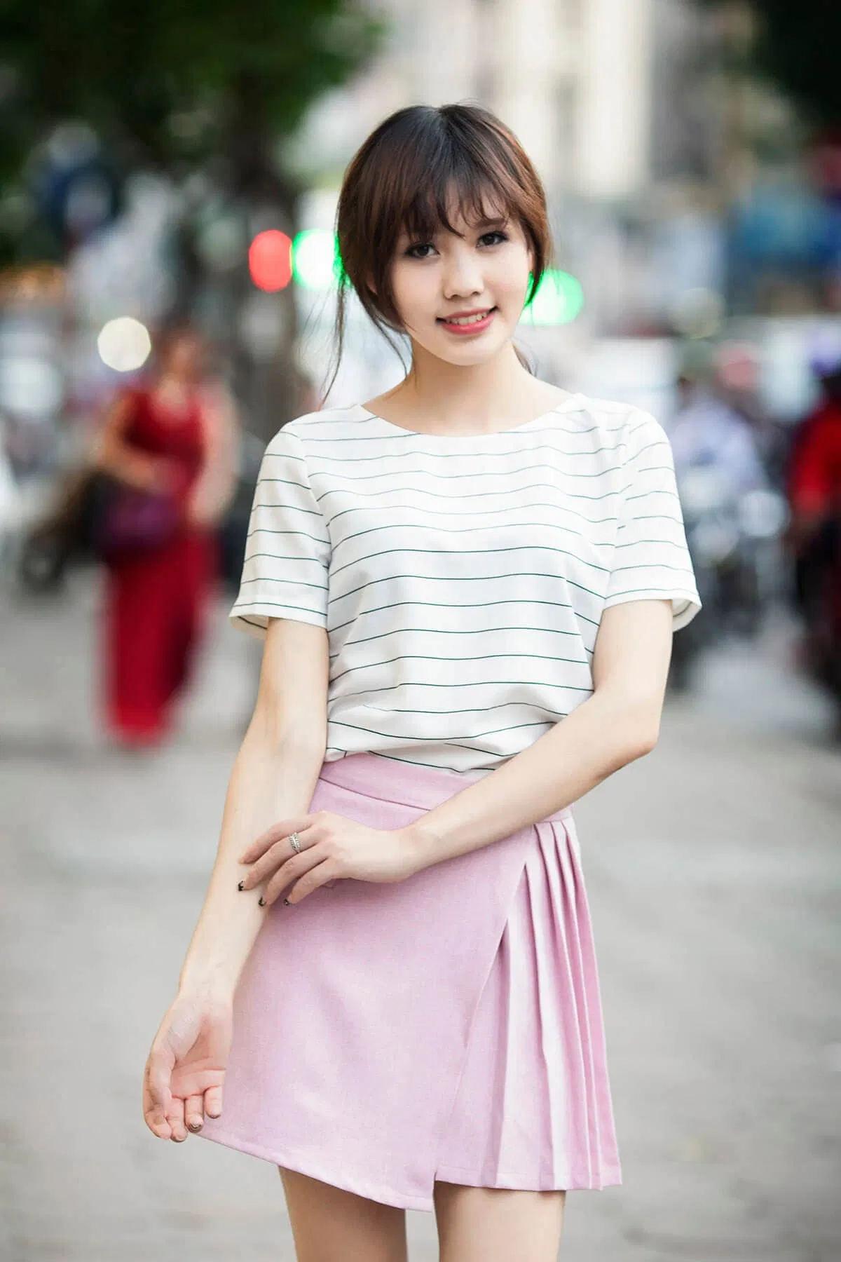 Áo thun với chân váy