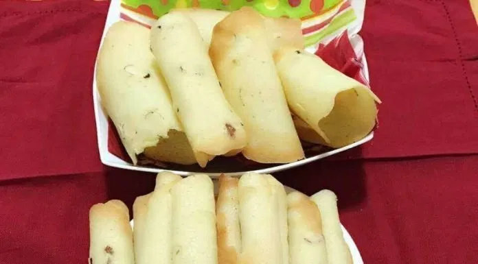 Thưởng thức bánh cuộn hạnh nhân
