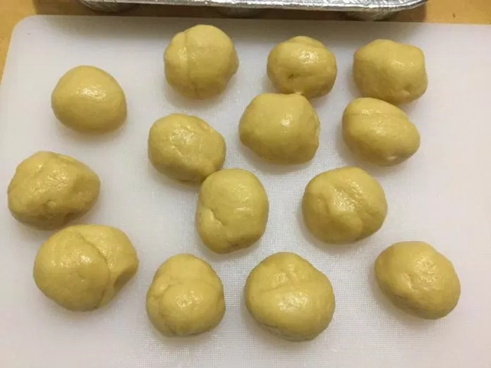 Cắt phần bột thành khúc nhỏ