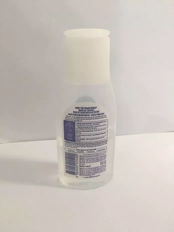 Mặt sau nước tẩy trang Nivea