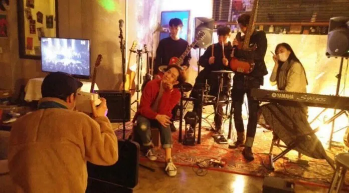 Nam Tae Hyun cùng ban nhạc