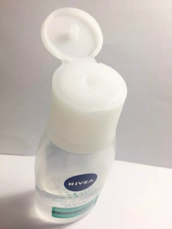 Nắp của nước tẩy trang Nivea
