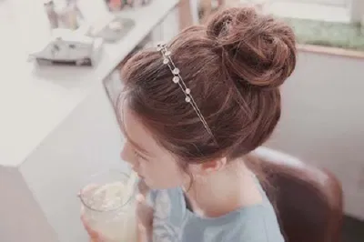 Tóc búi củ tỏi cùng băng đô