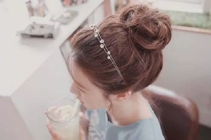 Tóc búi củ tỏi cùng băng đô