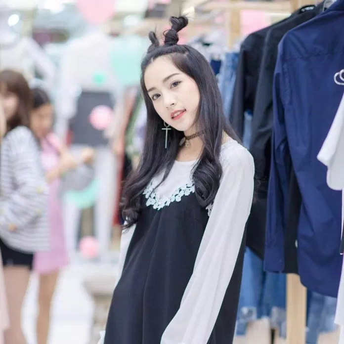 Tóc búi củ tỏi hai sừng hotgirl Thái