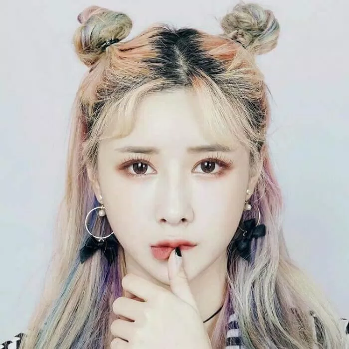 Tóc búi củ tỏi hai sừng sáng màu