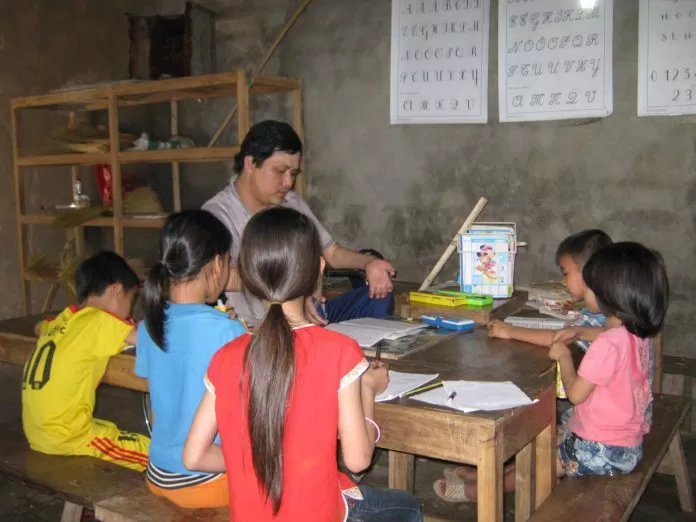 Anh Phùng Văn Trường và lớp học thiện nguyện Viết chữ bằng miệng 02
