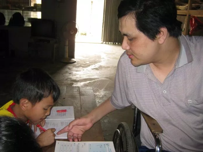 Anh Trường đang hướng dẫn học sinh học bài Viết chữ bằng miệng 03