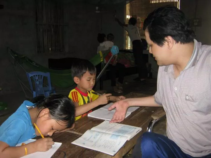 Phùng Văn Trường luôn là tâm gương sáng cho các em nhỏ Viết chữ bằng miệng 04