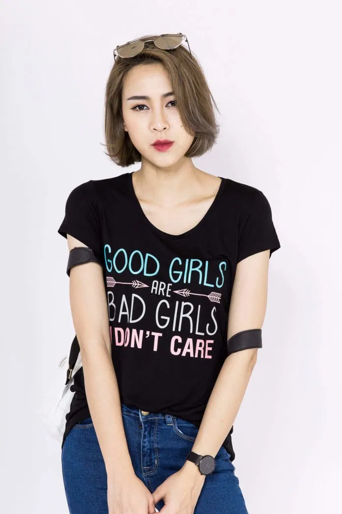 Áo thun in chữ trẻ trung năng động.