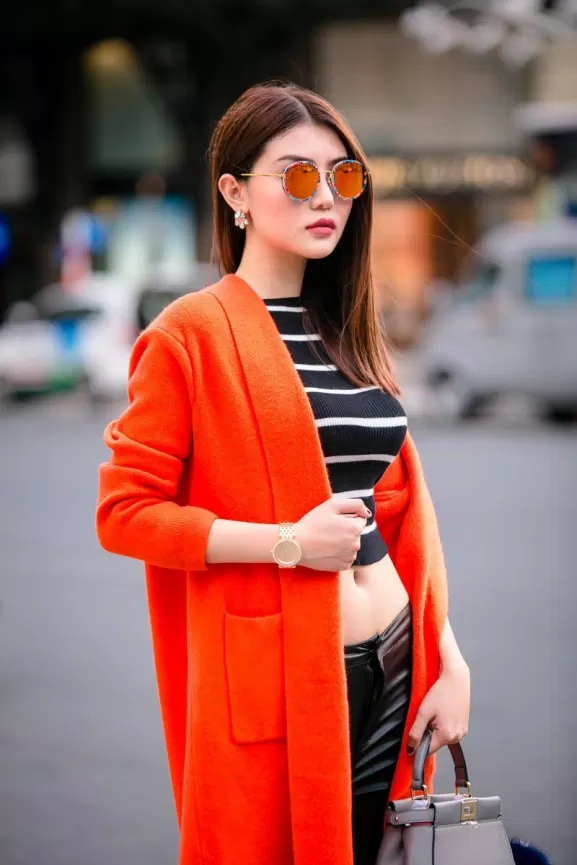 Diện croptop cá tính dạo phố thật quyến rũ.