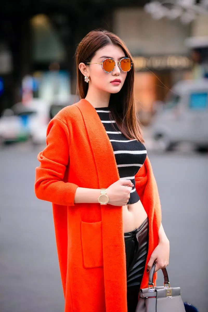 Diện croptop cá tính dạo phố thật quyến rũ.