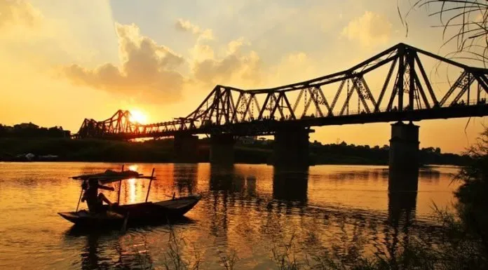 Ngắm nhìn toàn cảnh sông Hồng trên tuyến tàu hải Phòng - Hà Nội. (Nguồn ảnh: Internet)