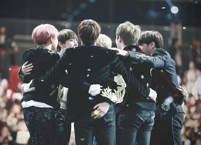 Giây phút các chàng trai giành giải Daesang đầu tiên