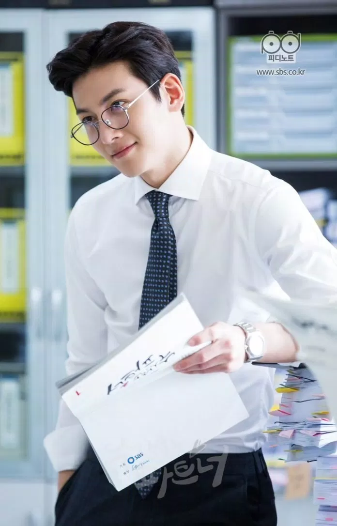Áo sơ mi trắng: Nam thần Kbiz nào diện khiến bạn rụng tim nhất? EXO GOT7 Ji Chang Wook Lee Jong Suk Lee Min Ho nam thần Kbiz sao Hàn sơ mi trắng thời trang xu hướng thời trang