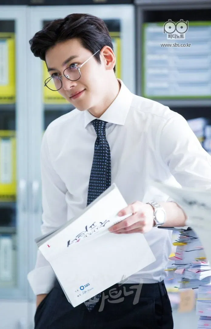 Áo sơ mi trắng: Nam thần Kbiz nào diện khiến bạn rụng tim nhất? EXO GOT7 Ji Chang Wook Lee Jong Suk Lee Min Ho nam thần Kbiz sao Hàn sơ mi trắng thời trang xu hướng thời trang