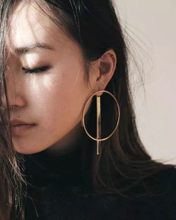 khuyên tai kim loại