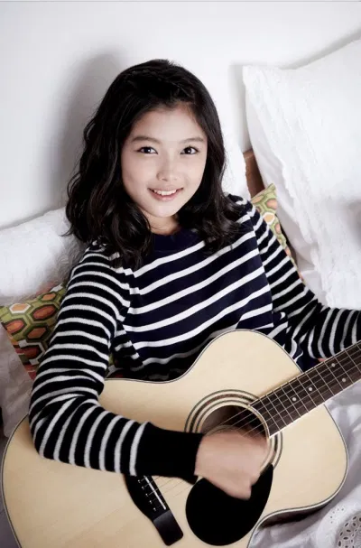 Kim Yoo Jung tóc ngắn xoăn nhẹ đáng yêu