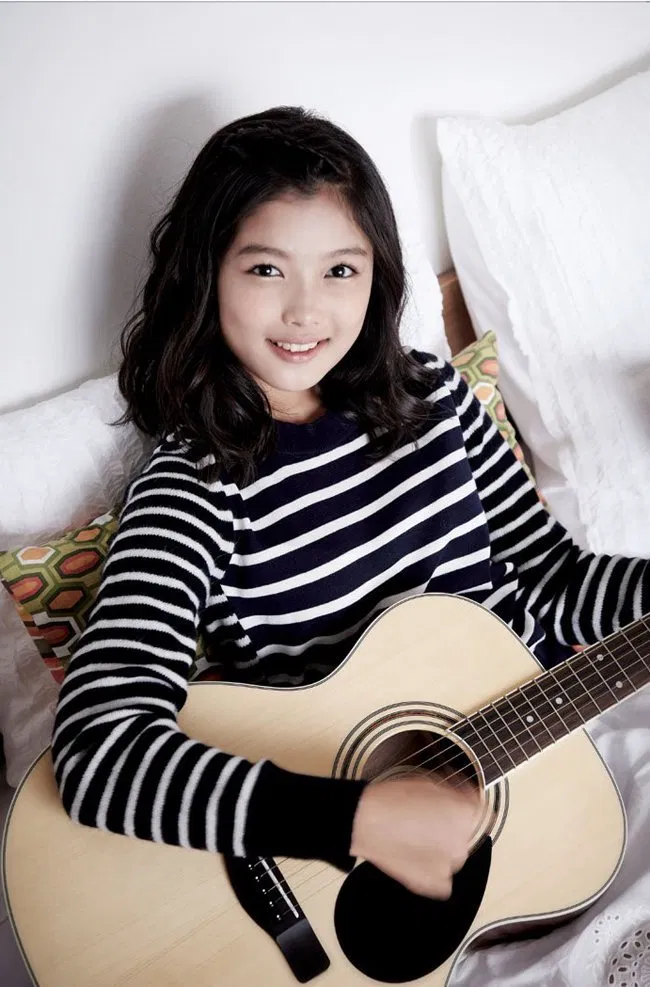 Kim Yoo Jung tóc ngắn xoăn nhẹ đáng yêu