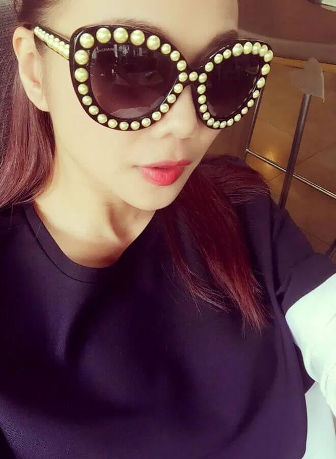 Kính đính họa tiết