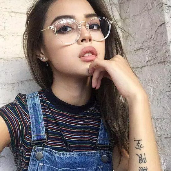Kính mắt gọng trong