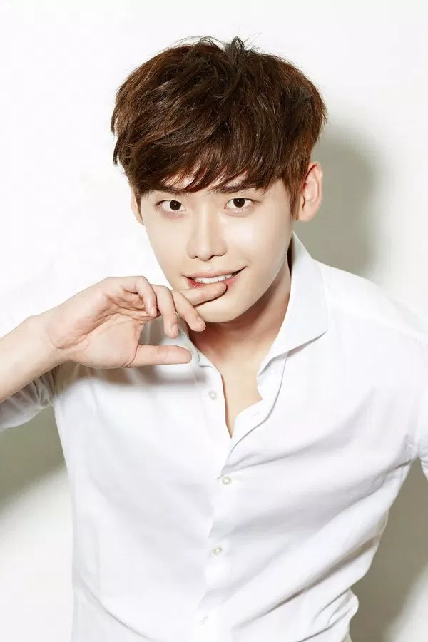 Áo sơ mi trắng: Nam thần Kbiz nào diện khiến bạn rụng tim nhất? EXO GOT7 Ji Chang Wook Lee Jong Suk Lee Min Ho nam thần Kbiz sao Hàn sơ mi trắng thời trang xu hướng thời trang