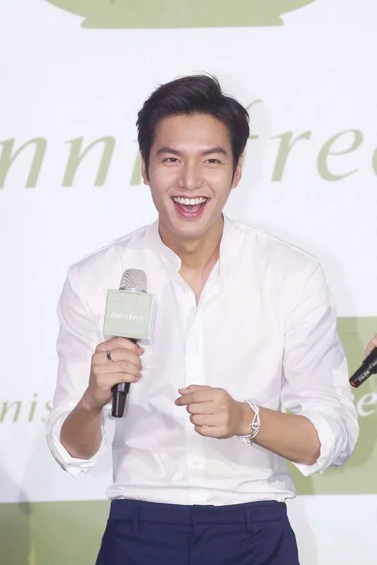 Áo sơ mi trắng: Nam thần Kbiz nào diện khiến bạn rụng tim nhất? EXO GOT7 Ji Chang Wook Lee Jong Suk Lee Min Ho nam thần Kbiz sao Hàn sơ mi trắng thời trang xu hướng thời trang