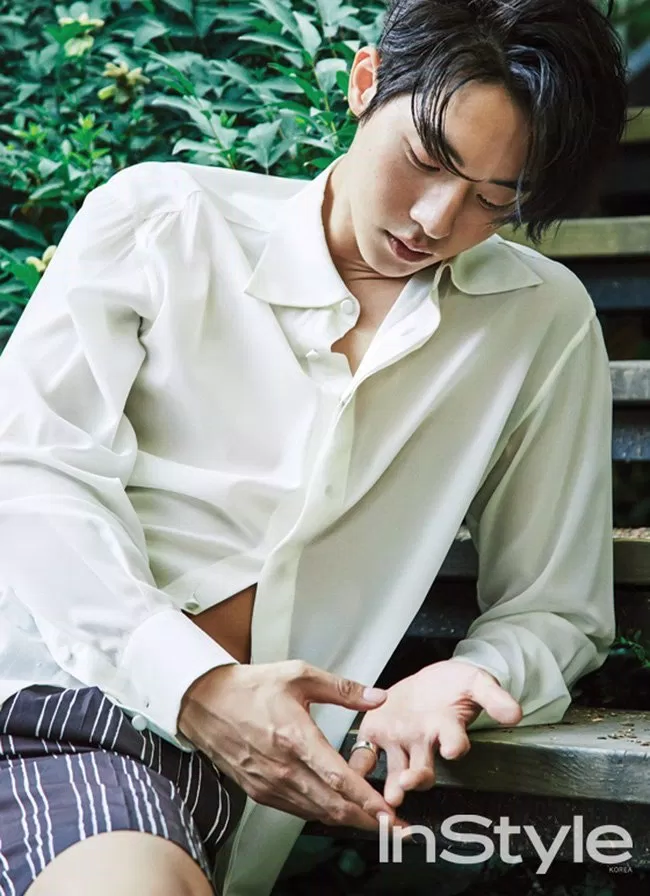 Áo sơ mi trắng: Nam thần Kbiz nào diện khiến bạn rụng tim nhất? EXO GOT7 Ji Chang Wook Lee Jong Suk Lee Min Ho nam thần Kbiz sao Hàn sơ mi trắng thời trang xu hướng thời trang