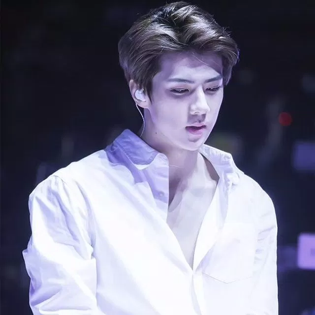 Áo sơ mi trắng: Nam thần Kbiz nào diện khiến bạn rụng tim nhất? EXO GOT7 Ji Chang Wook Lee Jong Suk Lee Min Ho nam thần Kbiz sao Hàn sơ mi trắng thời trang xu hướng thời trang