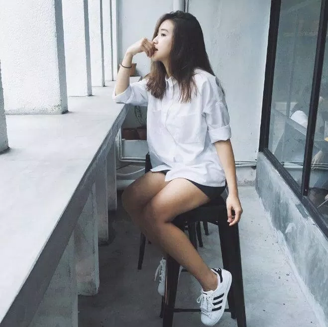 Salim mặc áo sơ mi với quần short