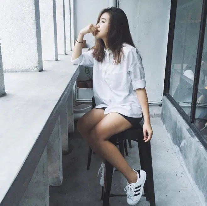 Salim mặc áo sơ mi với quần short