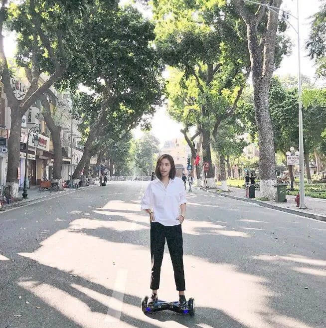 Salim với áo sơ mi và quần tây dài
