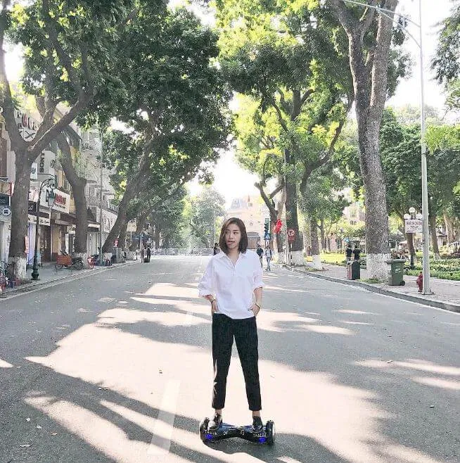 Salim với áo sơ mi và quần tây dài