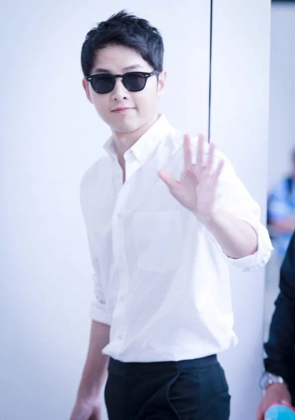 Áo sơ mi trắng: Nam thần Kbiz nào diện khiến bạn rụng tim nhất? EXO GOT7 Ji Chang Wook Lee Jong Suk Lee Min Ho nam thần Kbiz sao Hàn sơ mi trắng thời trang xu hướng thời trang