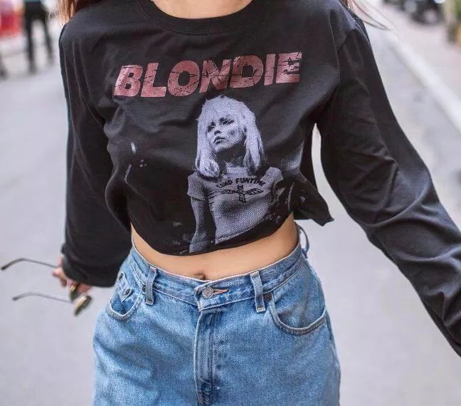 Teelayn Quách Ý Nhi diện áo thun với quần jeans