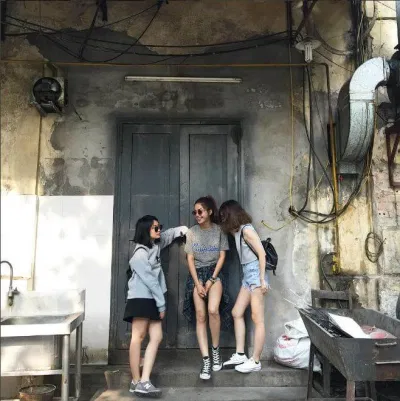 Teelayn Quách Ý Nhi diện áo thun với quần short jeans