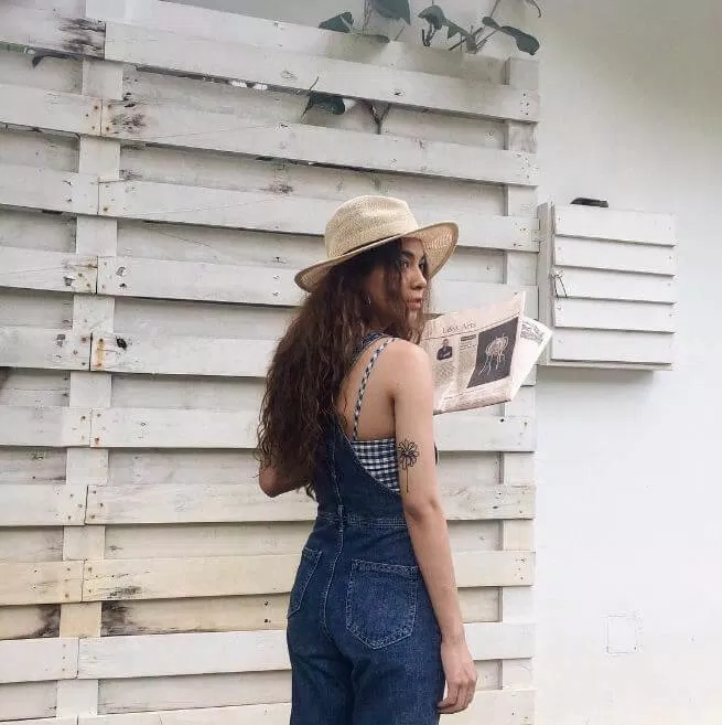 Teelayn diện yếm quần jeans