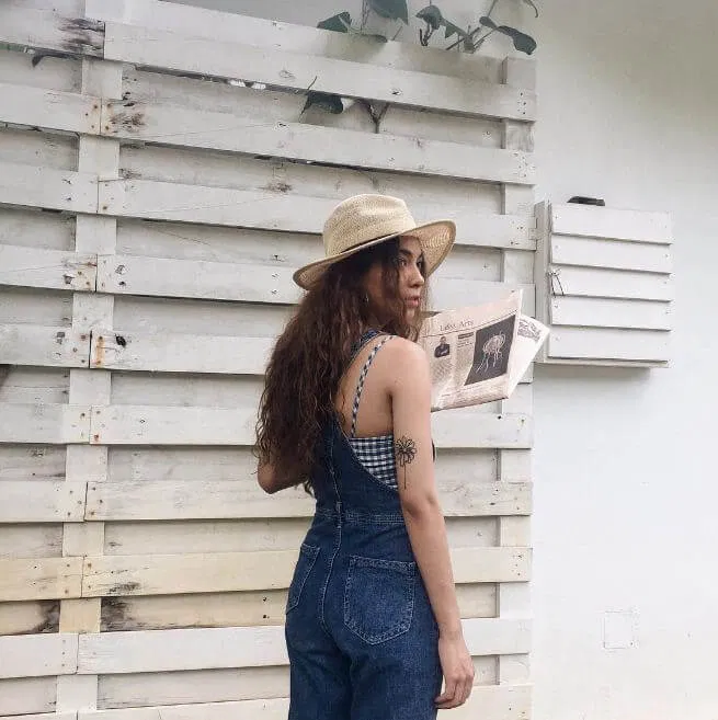 Teelayn diện yếm quần jeans