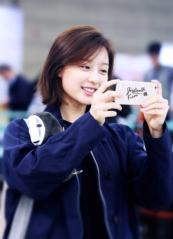 Tóc ngắn uấn cụp mái lệch của Kim Ji Won xinh xắn dễ thương