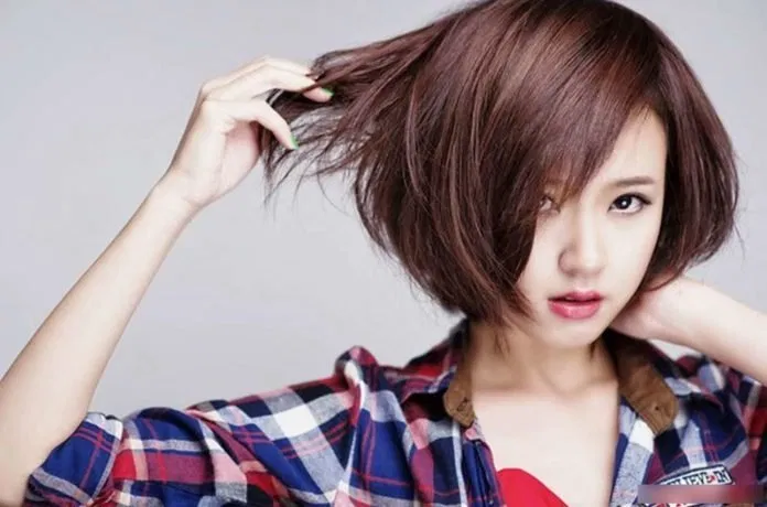 Tóc ngắn uốn cụp mái lệch cá tính