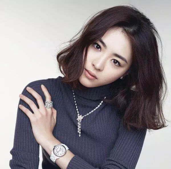 Tóc ngắn ngang vai xoăn nhẹ được nữ diễn viên lee yeon hee lựa chọn