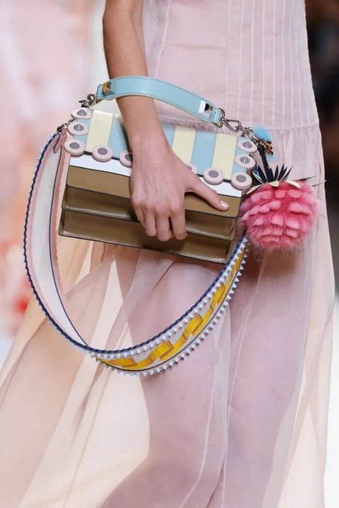 Túi xách kèm phụ kiện