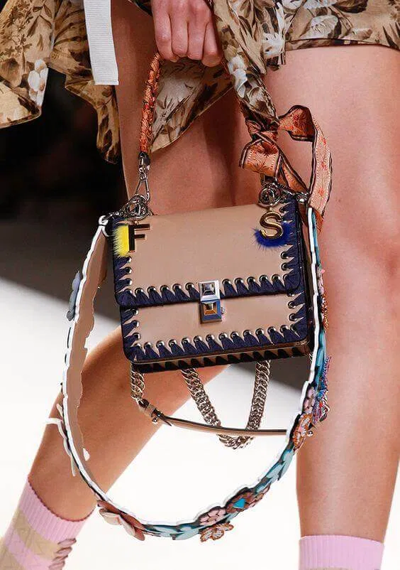 Túi xách kèm phụ kiện