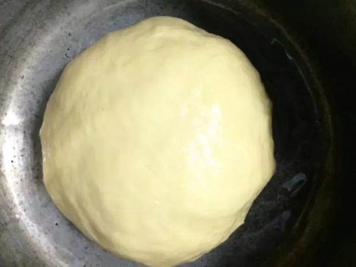 Cách làm bánh mì chà bông nhân phô mai tan chảy ngay tại nhà - BlogAnChoi