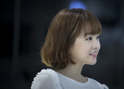 Tóc ngắn mái thưa của Park Bo Young dẽ thương thương như thiên thần