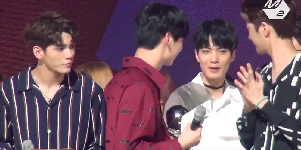 Hwang Minhyun hội ngộ các thành viên NUEST trên sân khấu M! Countdown Hwang Minhyun If You KPOP NUEST NUEST W Produce 101 mùa 2 Wanna One