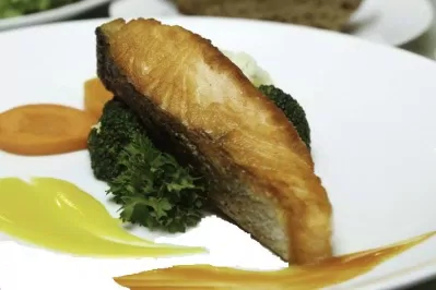 cá hồi áp chảo
